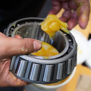AG_Grease_Applying